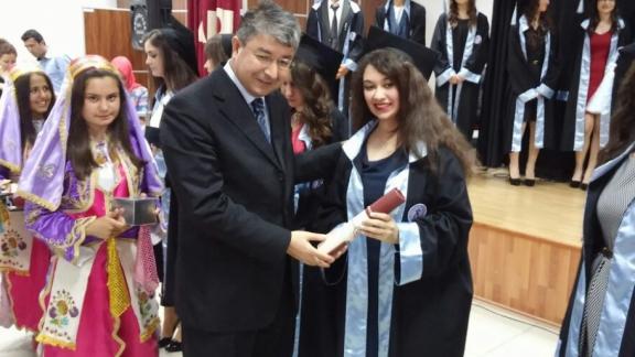 İlçemiz Fahri Keskin Anadolu Lisesi 5.dönem mezuniyet töreninde başarılı öğrenciler ödüllendirildi.