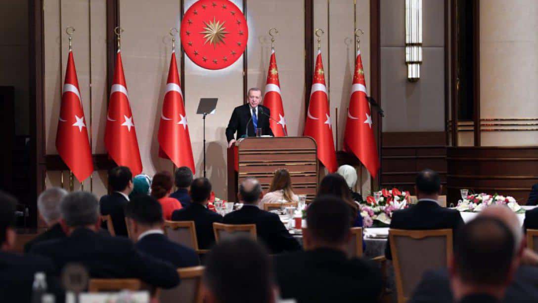 Cumhurbaşkanımız Recep Tayyip Erdoğan ve Millî Eğitim Bakanı Mahmut Özer, Cumhurbaşkanlığı Külliyesi'nde Düzenlenen İftar Programında Öğretmen ve Eğitim Yöneticileriyle Bir Araya Geldi