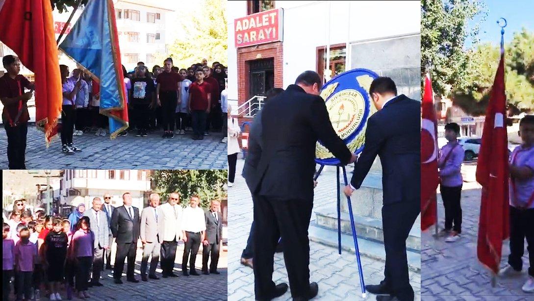 İlköğretim Haftası Kapsamında Atatürk Anıtına Çelenk Koyma Töreni Gerçekleştirildi