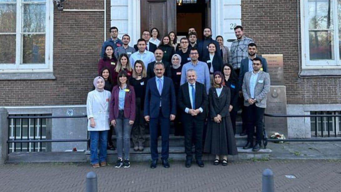 Bakan Özer, YLSY Bursuyla Hollanda'da Eğitim Alan Öğrencilerle Bir Araya Geldi