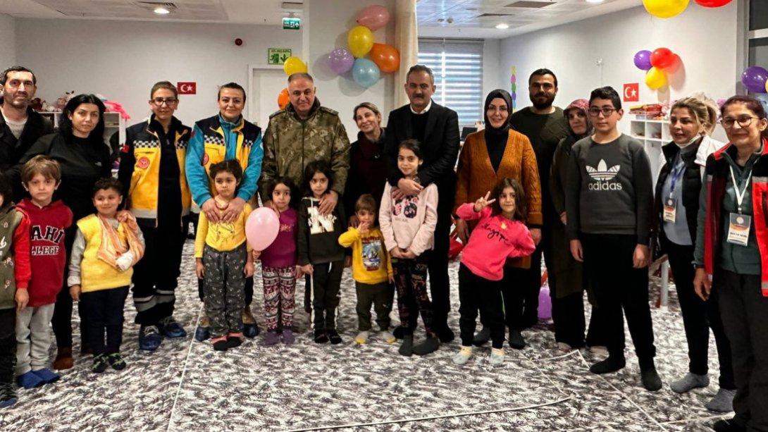 Bakan Özer, Hastane Sınıfını Ziyaret Etti