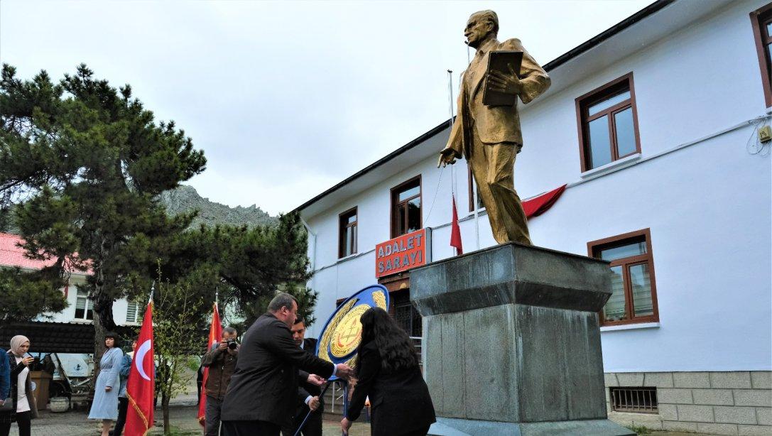 23 Nisan Ulusal Egemenlik ve Çocuk Bayramı Münasebetiyle Atatürk Anıtına Çelenk Sunma Töreni Düzenlendi